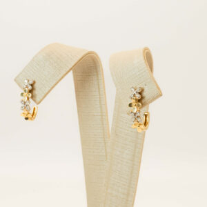 Brinco Meia Argola Estilo Flor Com Brilhantes Ouro 18k